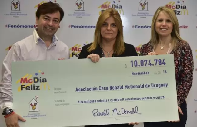McDonald's entreg� el cheque a la Asociaci�n Casa Ronald McDonald por lo recaudado durante el McD�a Feliz