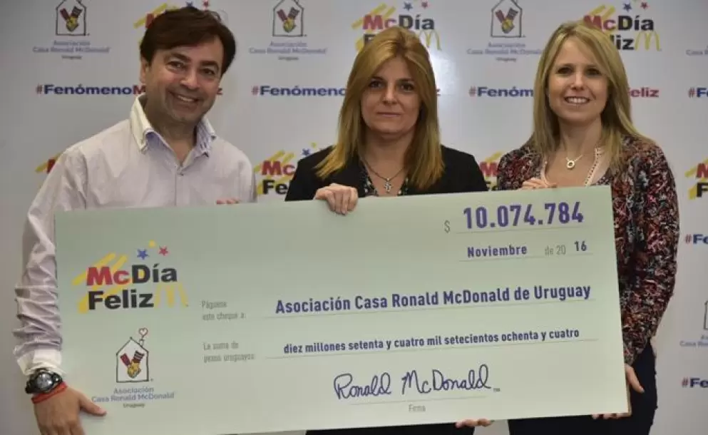McDonald's entreg el cheque a la Asociacin Casa Ronald McDonald por lo recaudado durante el McDa Feliz