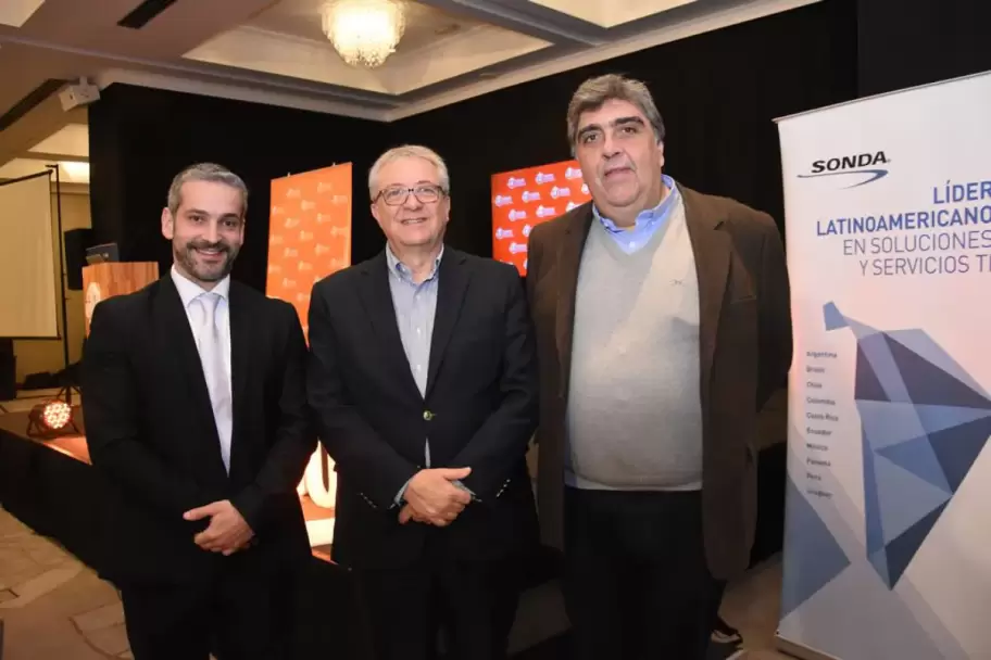 Lnea de Encuentro : Gonzalo Casaravilla, Christian Onetto y Francisco Scroffa