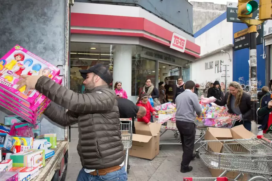 Ta-Ta se sum� al  �Delivery Solidario� de La Mesa de Los Galanes y dona m�s de 200 juguetes a ni�os del Hospital Pedi�trico Pereira Rosell