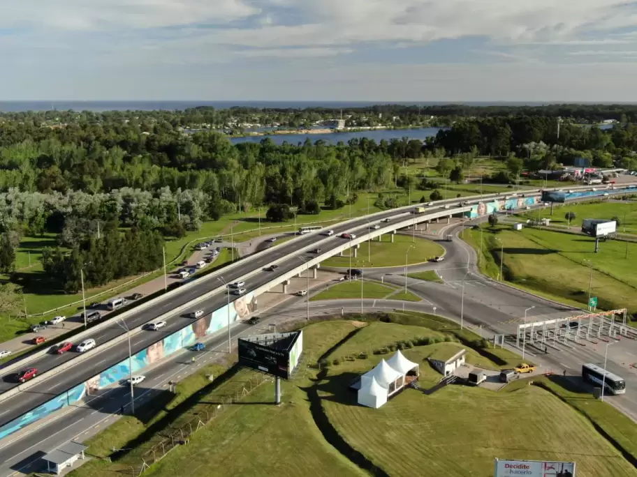 El Aeropuerto de Carrasco festeja los diez a�os de su terminal con un mural que celebra la identidad uruguaya