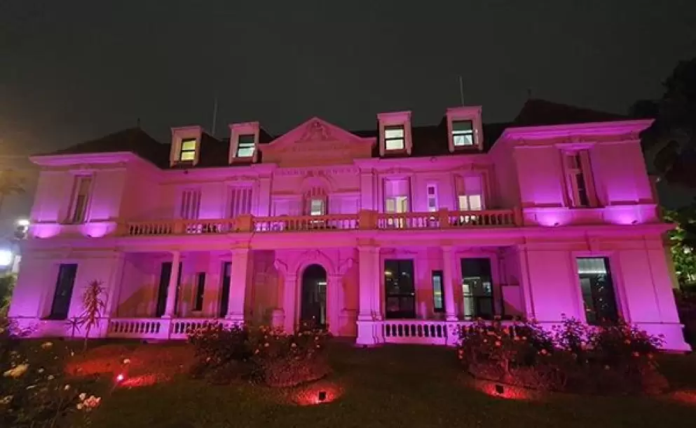 Hospital Britnico ilumina de rosado para sensibilizar sobre cncer de mama