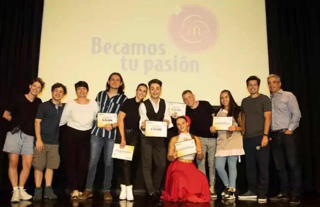 McDonald's entreg� los premios a los ganadores del programa Becamos tu Pasi�n