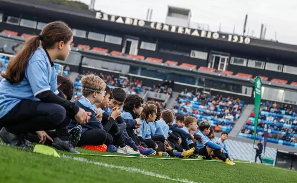 AUF celebr el Da del Nio Celeste con la Copa del Mundo Sub-20