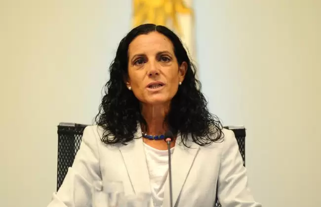Dficit fiscal cerr julio en 3.8%