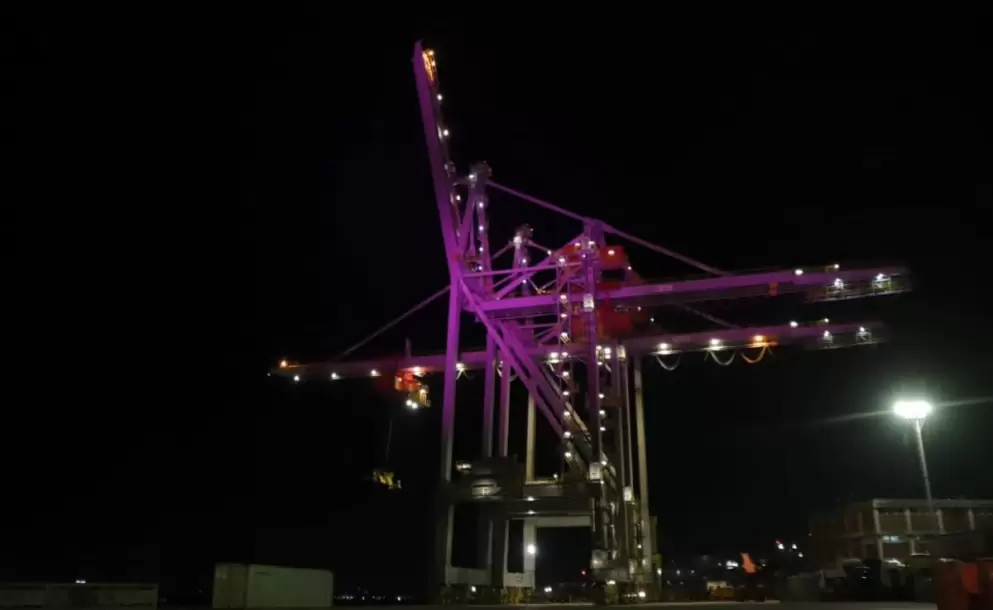 8M: TCP ilumin de violeta el Puerto de Montevideo