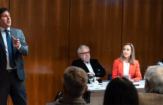 Bancos y administradoras de crdito presentan un programa voluntario de reestructuracin de deudas
