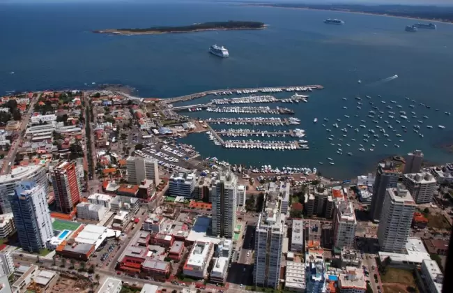 Primera feria inmobiliaria del BHU y la Cmara Inmobiliaria Punta del Este 
