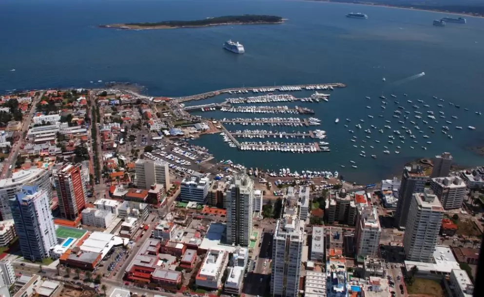 Primera feria inmobiliaria del BHU y la Cmara Inmobiliaria Punta del Este 