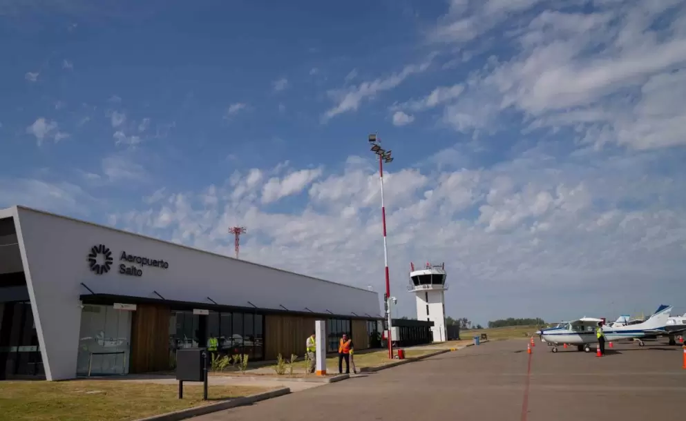 Vuelo inaugural de la nueva rutade la aerolnea Paranairque conectar a Montevideo y Salto.