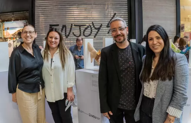 La Asociacin Casa Ronald McDonald y la Universidad Catlicadel Uruguay inauguraron la exposicin 10 Aos de la Mano