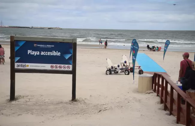 IM monitorea la calidad del agua de las playas de Montevideo