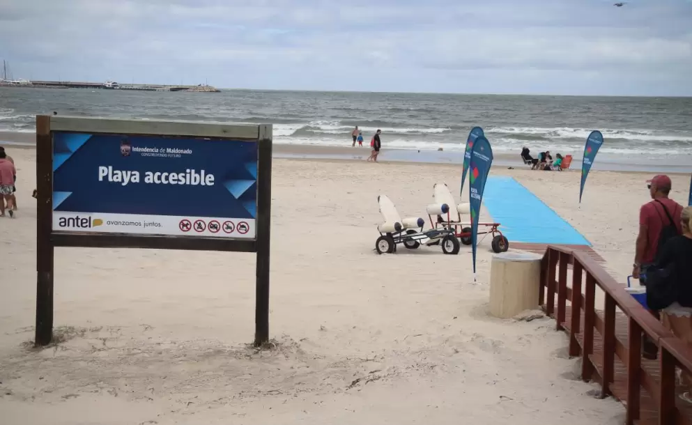 IM monitorea la calidad del agua de las playas de Montevideo