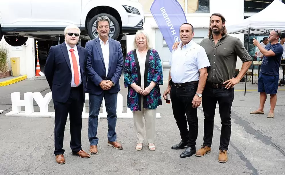 UTE inaugur punto de carga para vehculos elctricos en sede de Gremial del Taxi