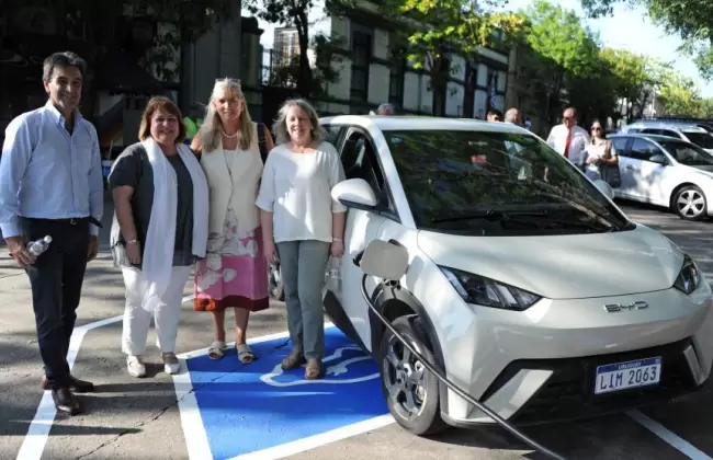 UTE inaugur un nuevo punto de carga para vehculos elctricos en Nueva Helvecia