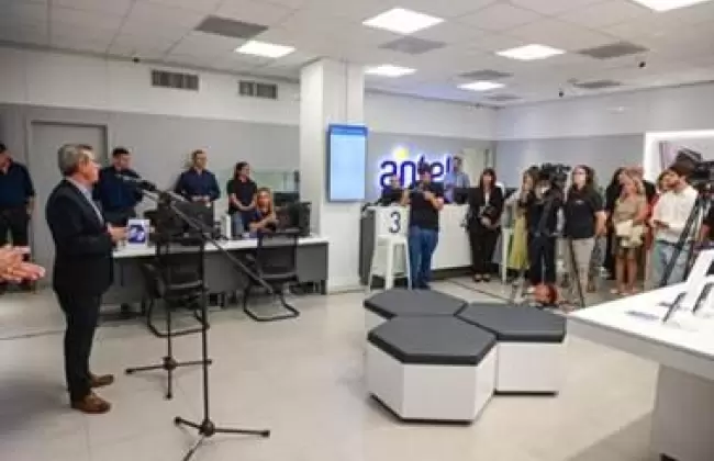 Antel inaugur nueva tienda en Portones Shopping