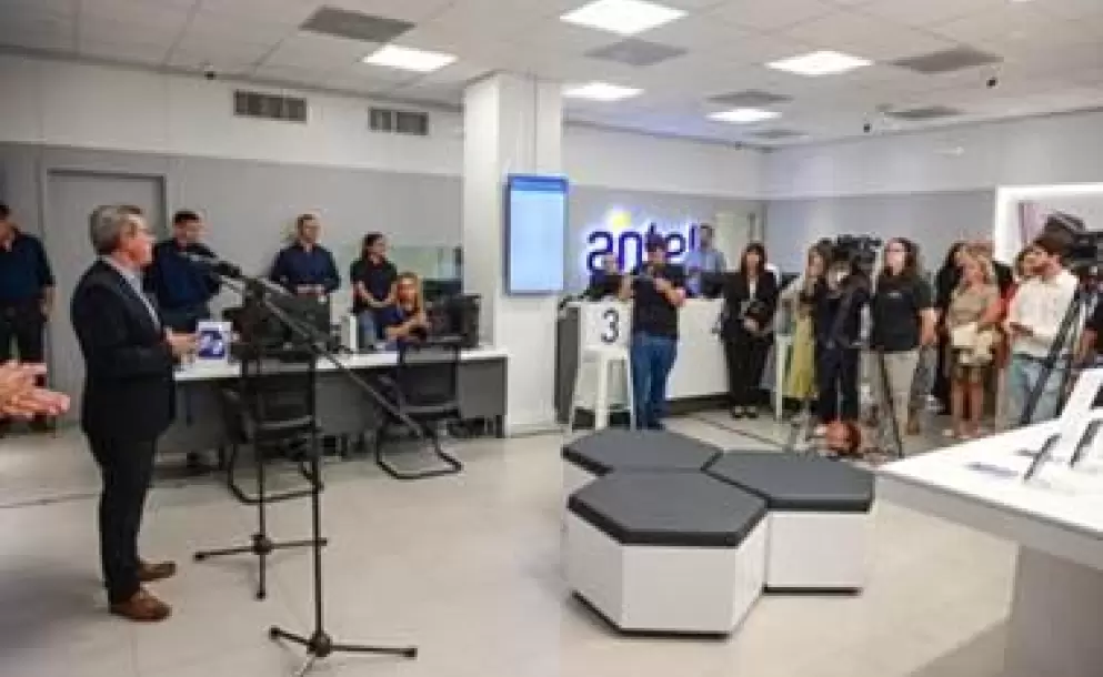 Antel inaugur nueva tienda en Portones Shopping