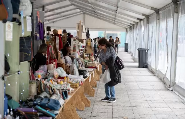 64 mujeres exponen su trabajo en la explanada de la IM