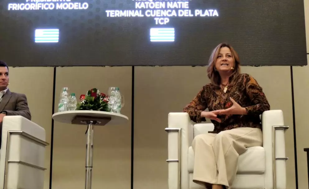 Un puerto inteligente, eficiente, conectado y lleno de servicios en una forma de hub